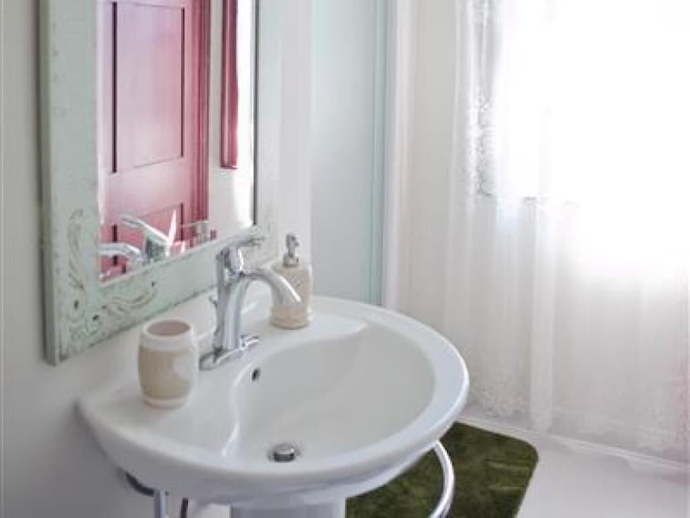Standard House, Ensuite (The Spy Hill House) photo 3