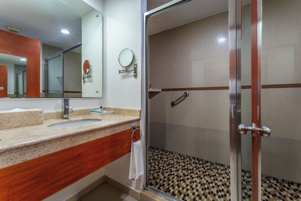 Executive Room, 2 Queen Beds - Photo 9