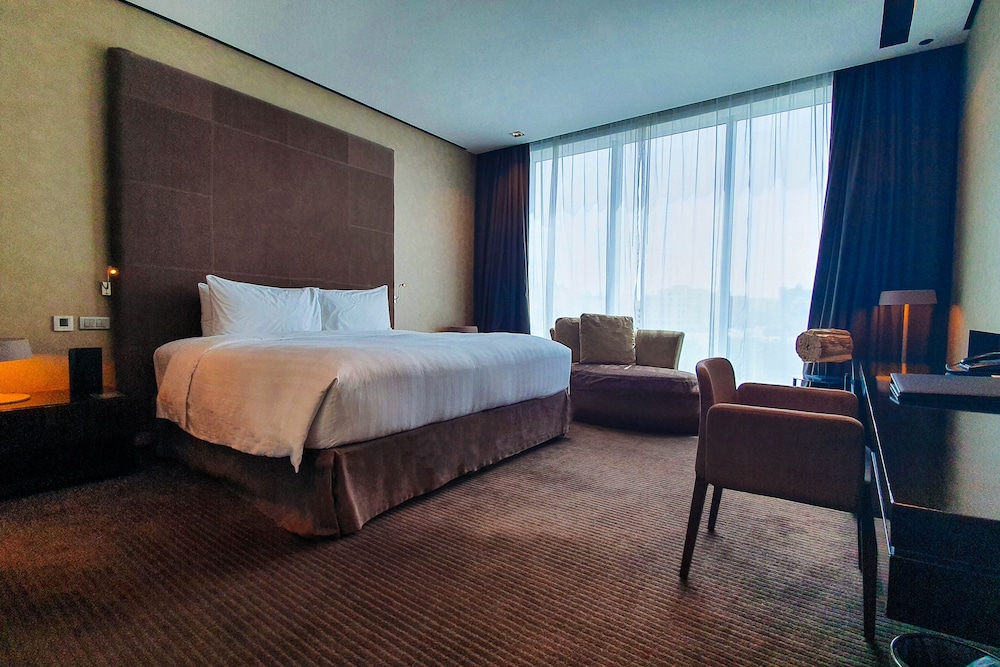 Superior Room, 1 King Bed photo 3