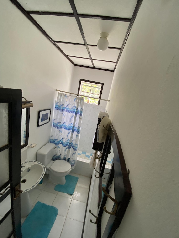 Sun and Sea Room / shared Dolphin bathroom photo 2
