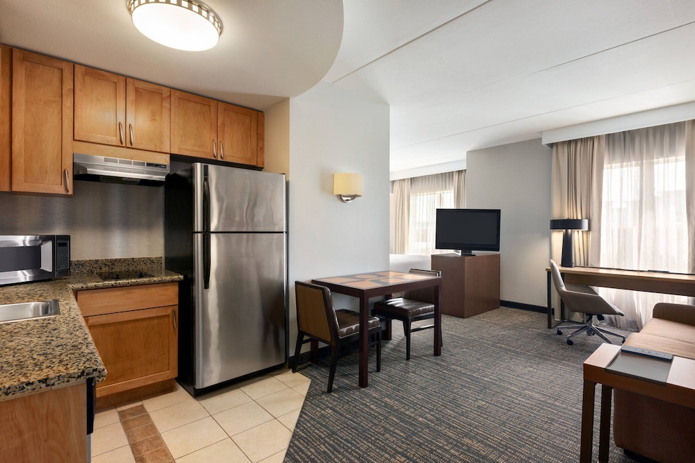 Suite, 1 Bedroom (Mobility/Hearing Access, Roll-In Shwr) - Photo 3