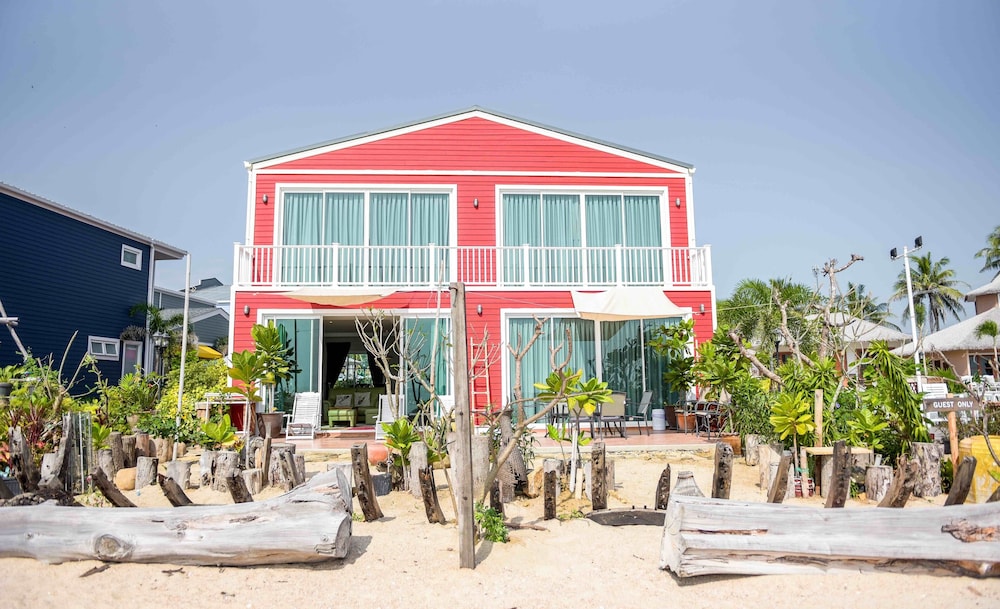 Captain House - Photo 14