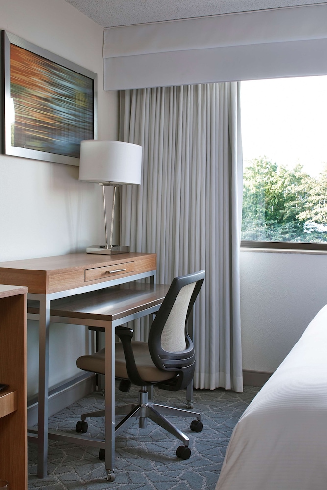 Room, 1 King Bed, Refrigerator - Photo 3