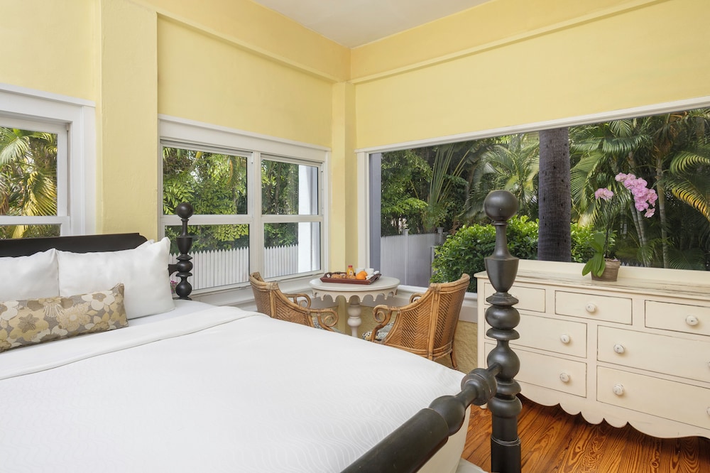 Deluxe Room, 1 Queen Bed photo 2