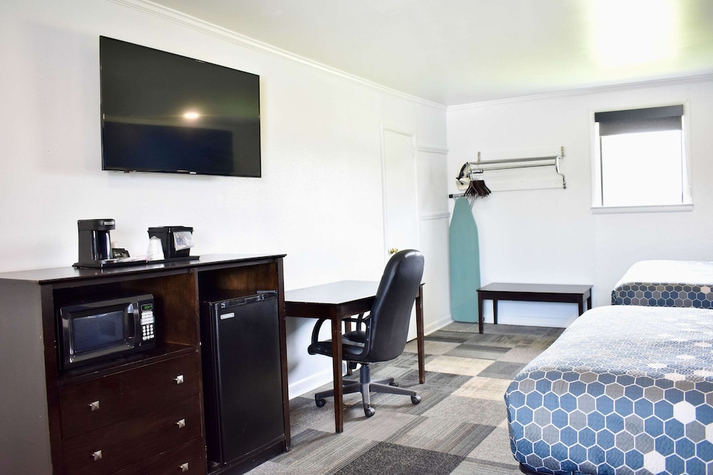 Standard Room, Multiple Beds, Non Smoking - Photo 6