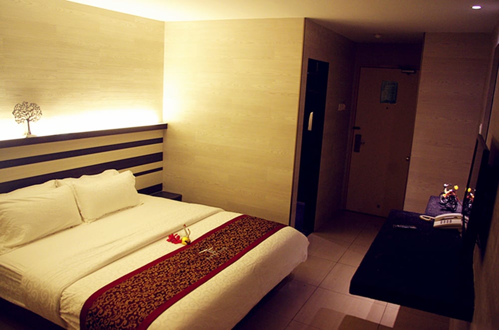 Day Use Room (4 Hours), must checkout by 7pm photo 1