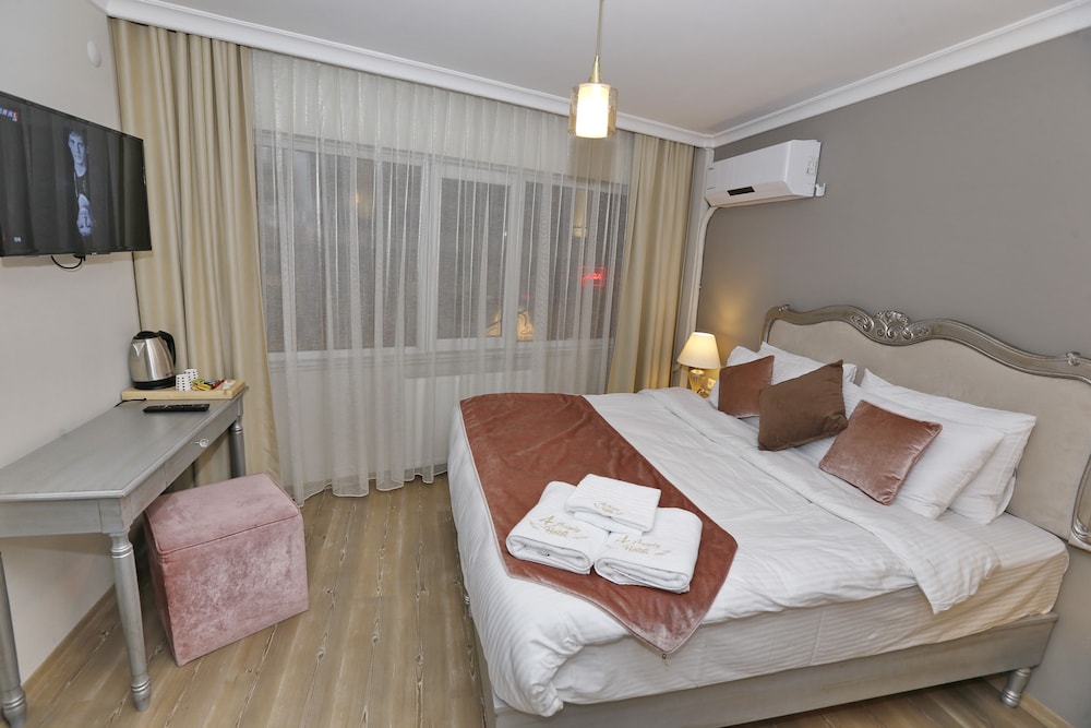 Deluxe Room, 1 Queen Bed photo 3