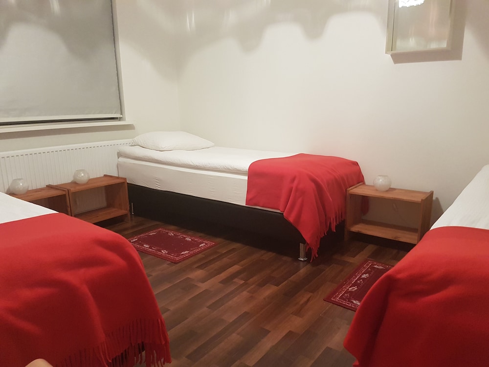Room, 1 Bedroom, Shared Bathroom (Red) photo 1