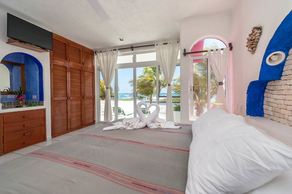 Honeymoon Studio Suite, Jetted Tub, Beachfront photo 3