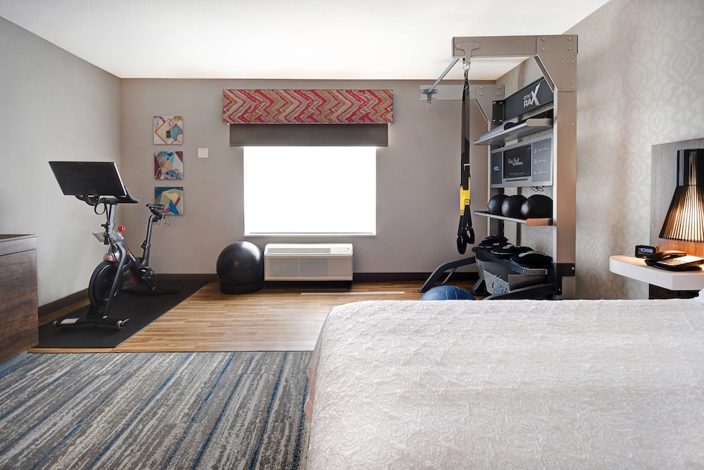 Room, 1 Queen Bed, Bathtub (Mobility, Fitness) - Photo 2