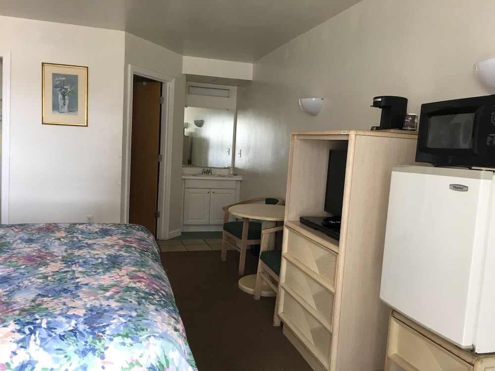 Standard Room, 1 King Bed photo 3