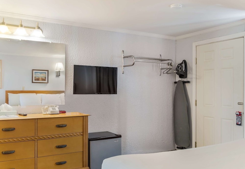 Room, 1 King Bed, Accessible, Non Smoking - Photo 3