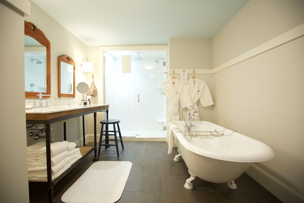 Extended Stay Suite, 1 King Bed, Refrigerator & Microwave photo 3
