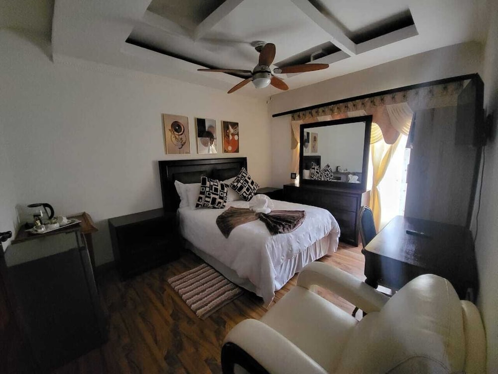 Luxury Suite, Courtyard View