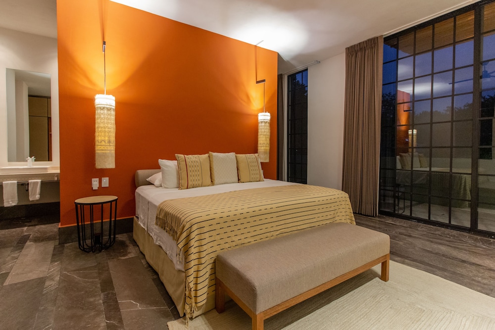 Suite, 1 King Bed - Photo 3