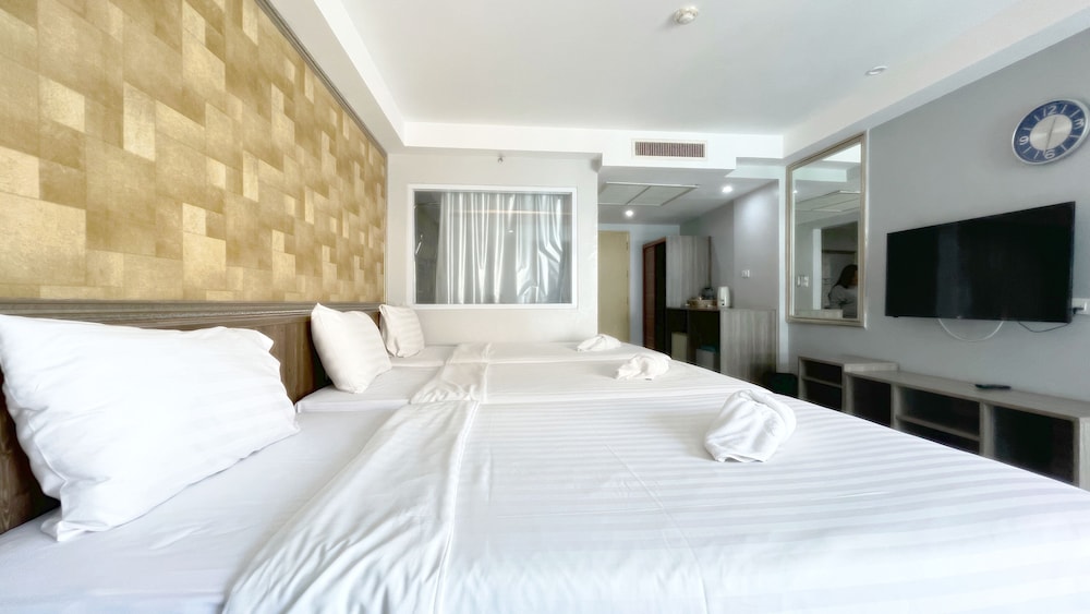 Deluxe Triple Room, Pool View - Photo 3