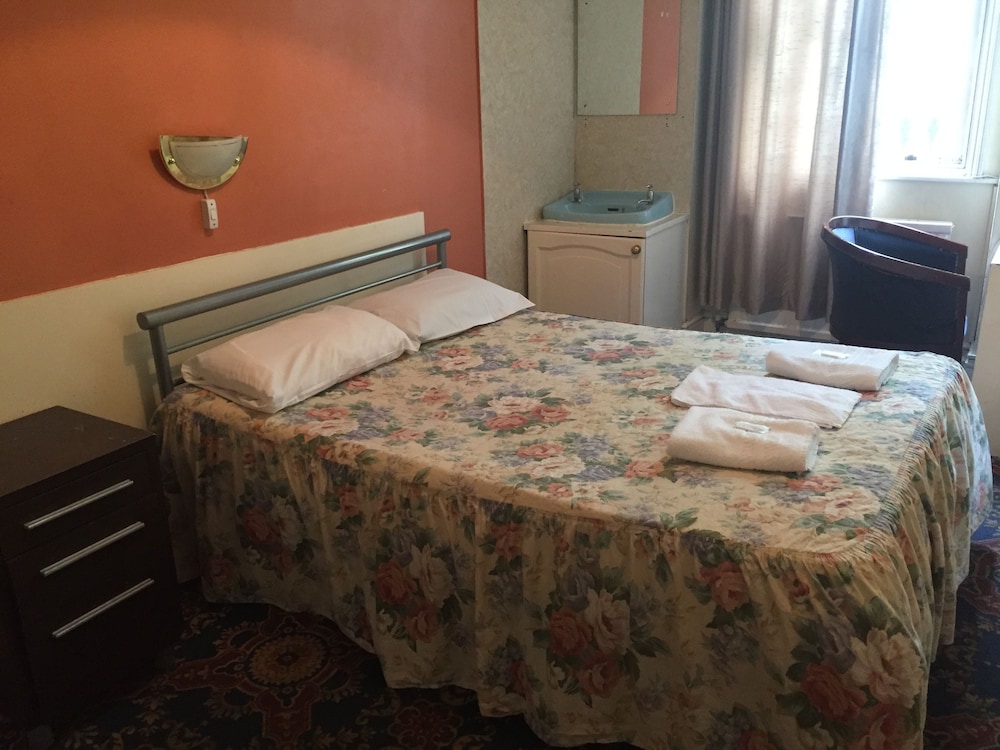 Basic Double Room, Shared Bathroom photo 3
