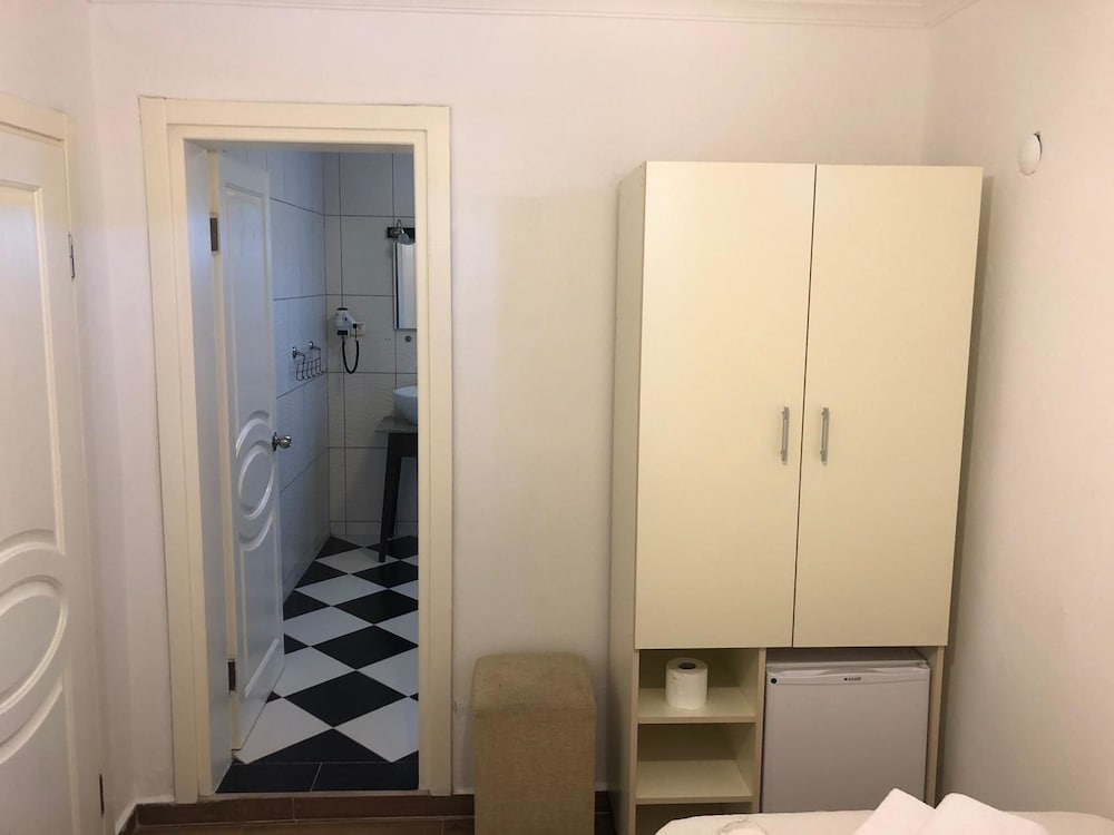 Economy Twin Room photo 3