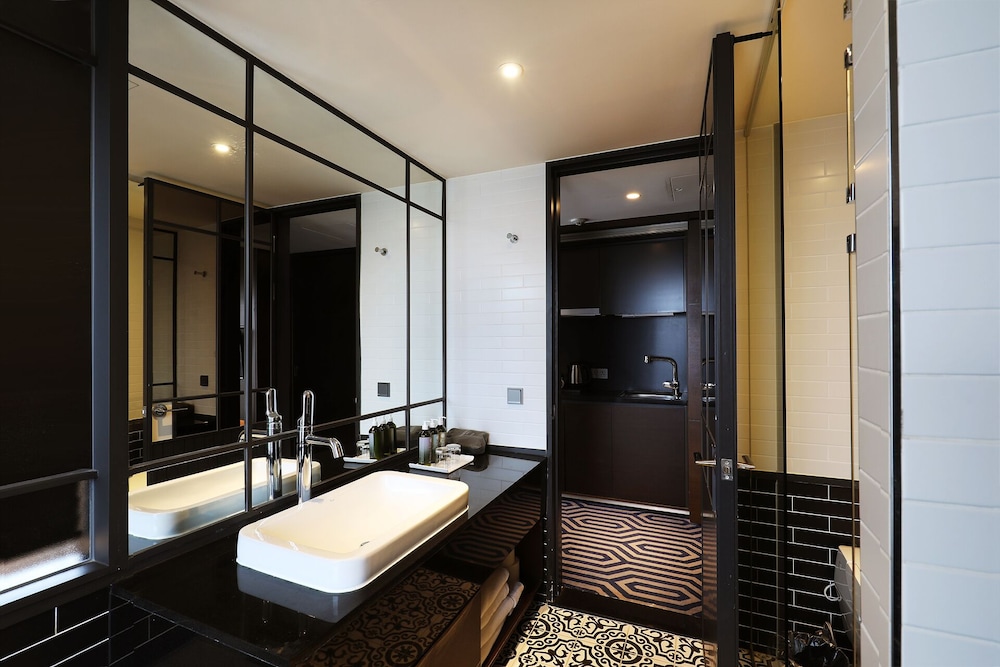 Premier Suite Room (Complimentary Pool Access for 2) - Photo 12
