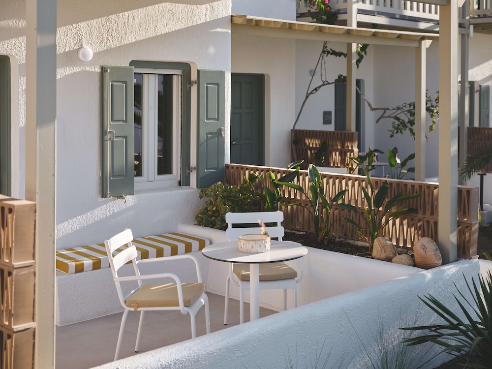 Evergreen Retreat Garden View with Outdoor Living Area - Photo 2