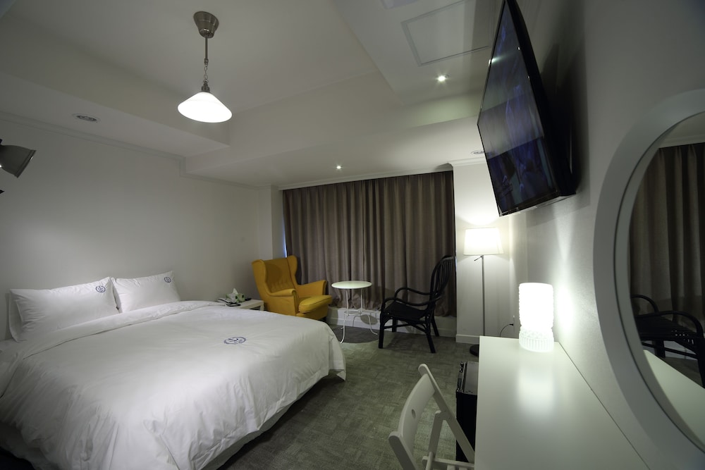 Deluxe Double Room (Base pax 2, No Parking)