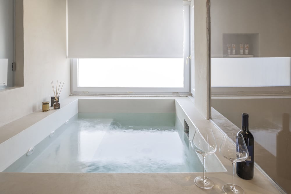 Luxury Room, 1 Bedroom, Private Pool, City View - Photo 3