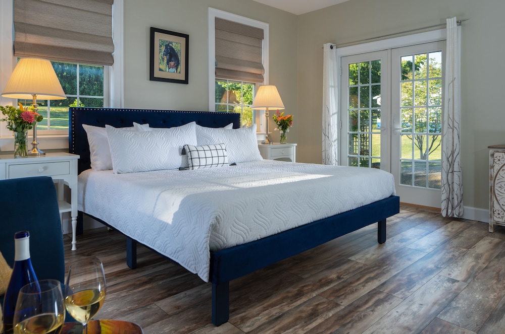Shire Suite, King Bed, Jetted Tub, Private Bathroom