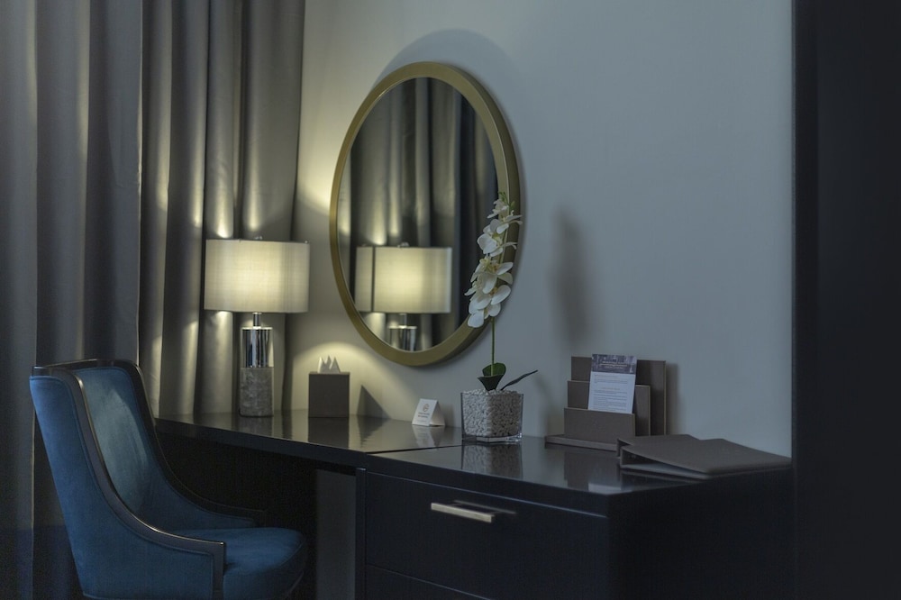 Junior Studio Suite, 1 King Bed thumbnail 6
