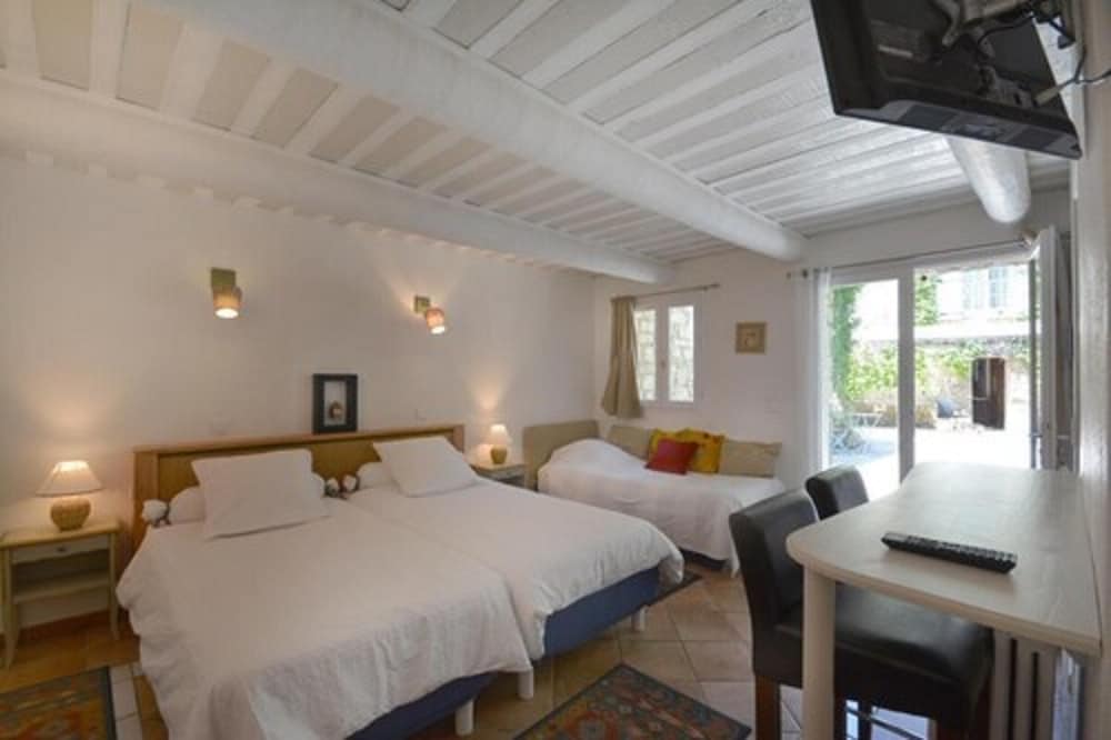 2. Triple Room Paroir