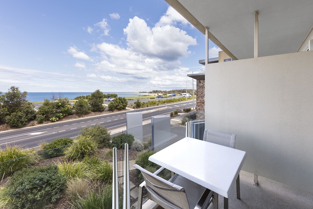 Deluxe King Room - Ocean View - Photo 4