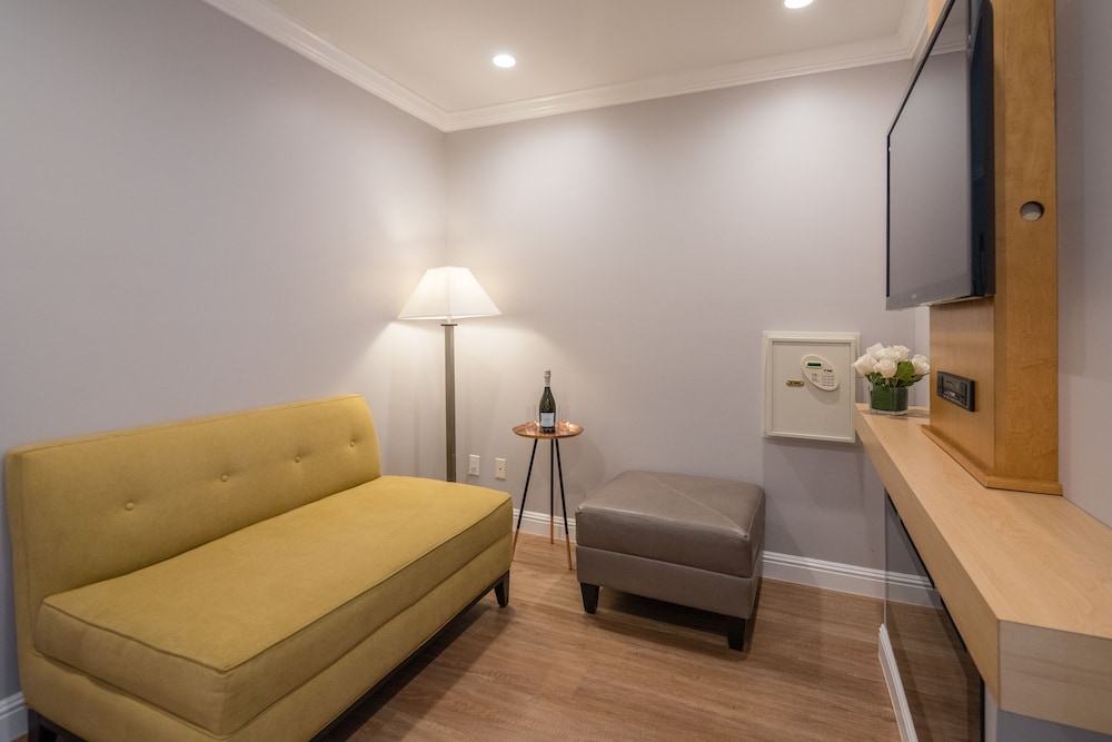 Junior Suite, 2 Double Beds - Photo 4