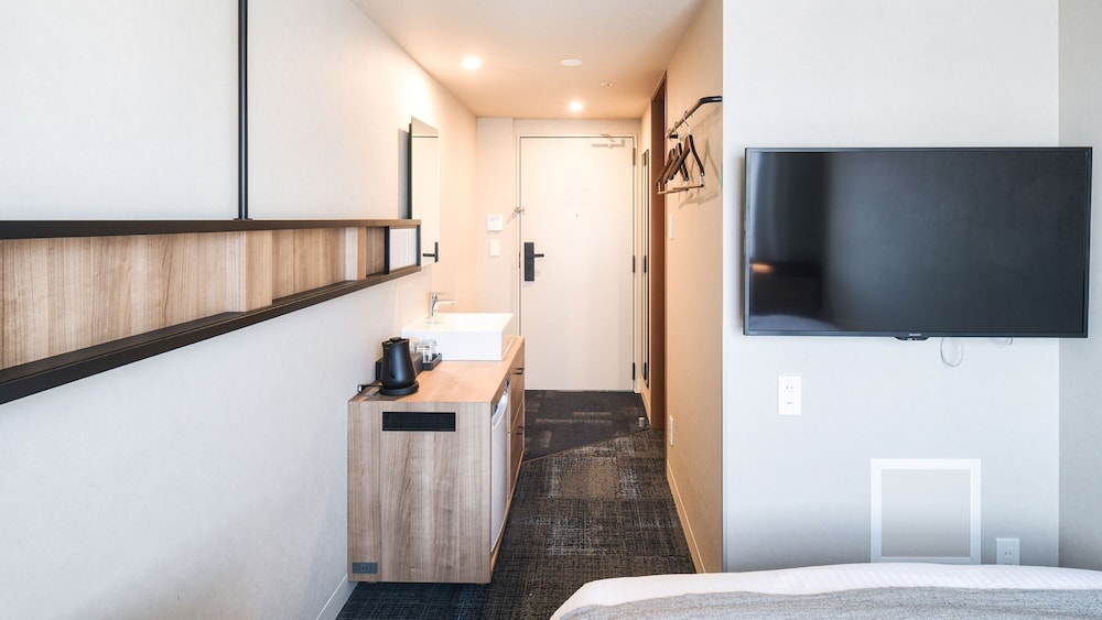 Double Room, Non Smoking (with shower booth) - Photo 7