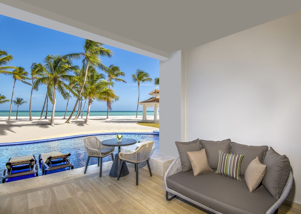 Junior Suite, 1 King Bed With Sofa Bed, Oceanfront (club, Swim Up)