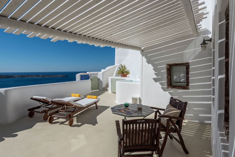 Family Suite, Jetted Tub (Caldera View) - Photo 11