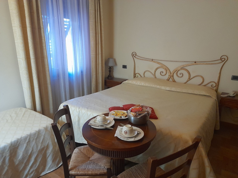 Standard Triple Room, Ensuite, Courtyard View photo 2