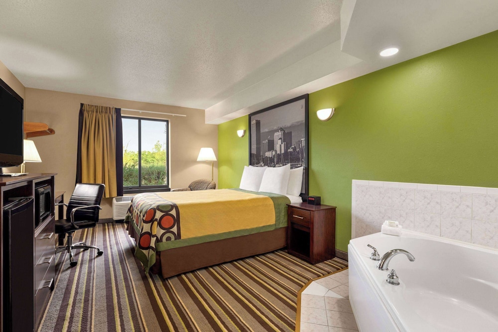 Studio Suite, 1 Queen Bed, Non Smoking - Photo 1