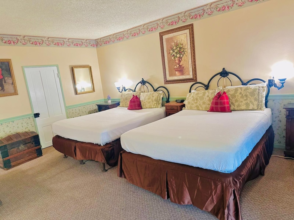 Deluxe Two Queen Beds