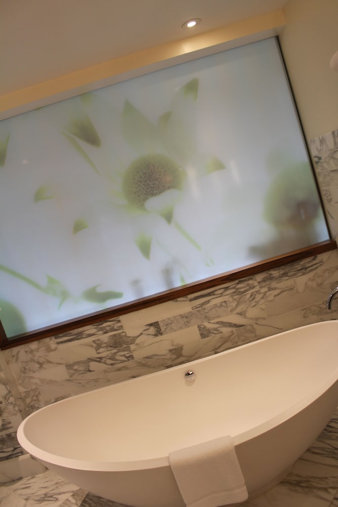 Millennium Suite, 2 Bedrooms, 1 King Bed Each, Lounge Access, Breakfast, Canapes, Private Concierge thumbnail 5