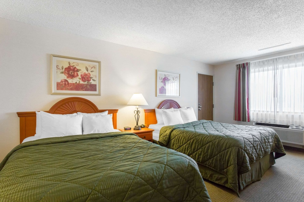 Standard Room, 2 Queen Beds, Refrigerator - Photo 4