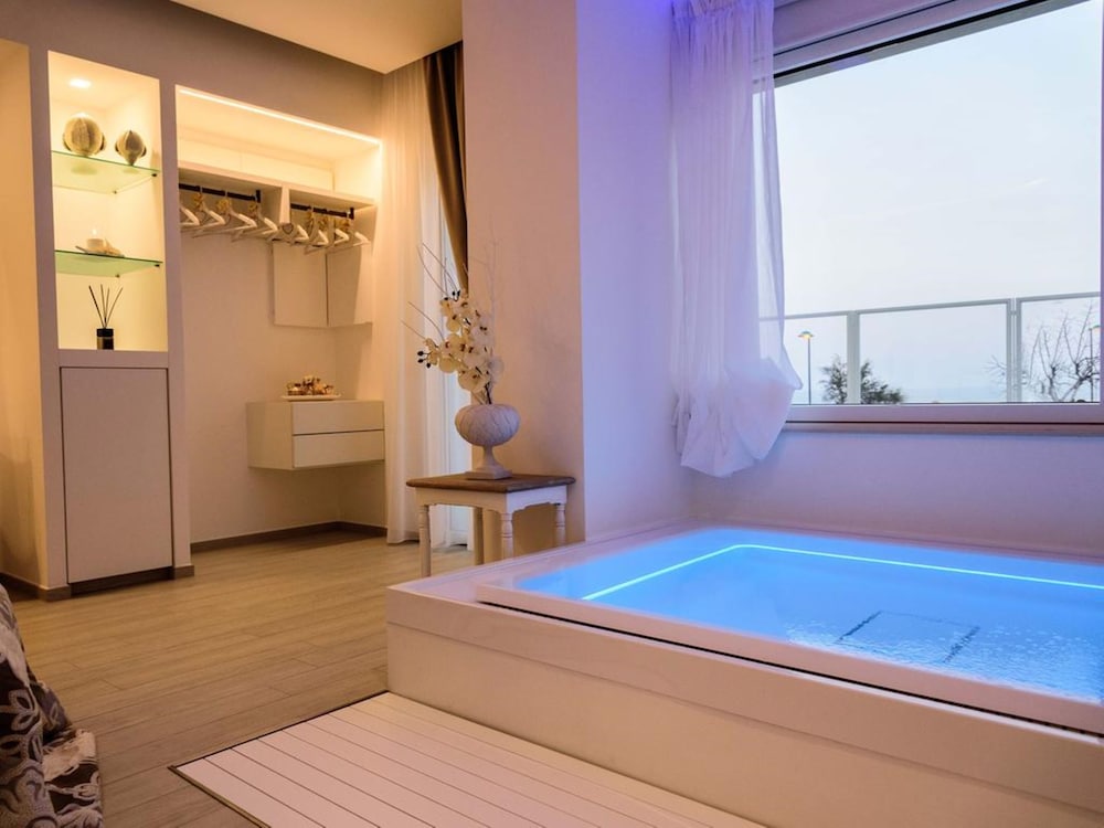 Elite Suite, Private Pool, Sea View photo 3