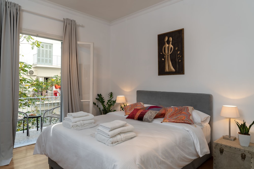 City Apartment, 1 King Bed, Non Smoking, Courtyard View