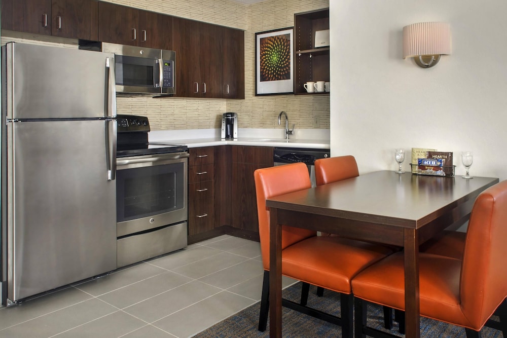 Suite, 2 Bedrooms (Mobility/Hearing Accessible, Tub) photo 3