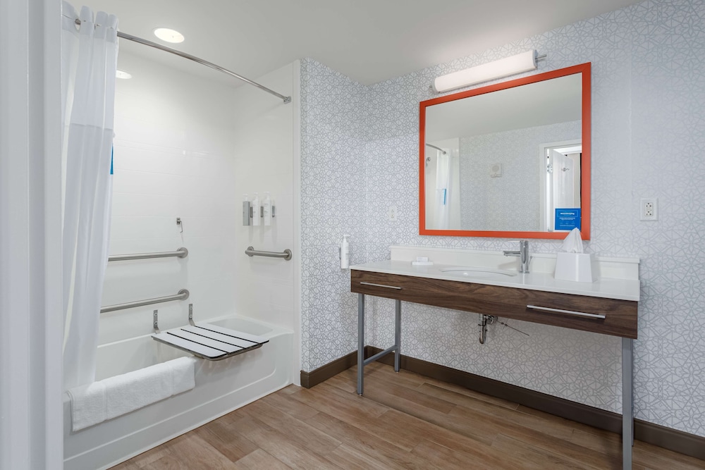 2 Queens direct beach view, Accessible Tub, Studio - Photo 10