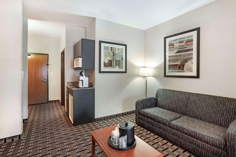 Suite, 1 King Bed with Sofa bed, Accessible, Refrigerator & Microwave (with Sofabed) - Photo 2