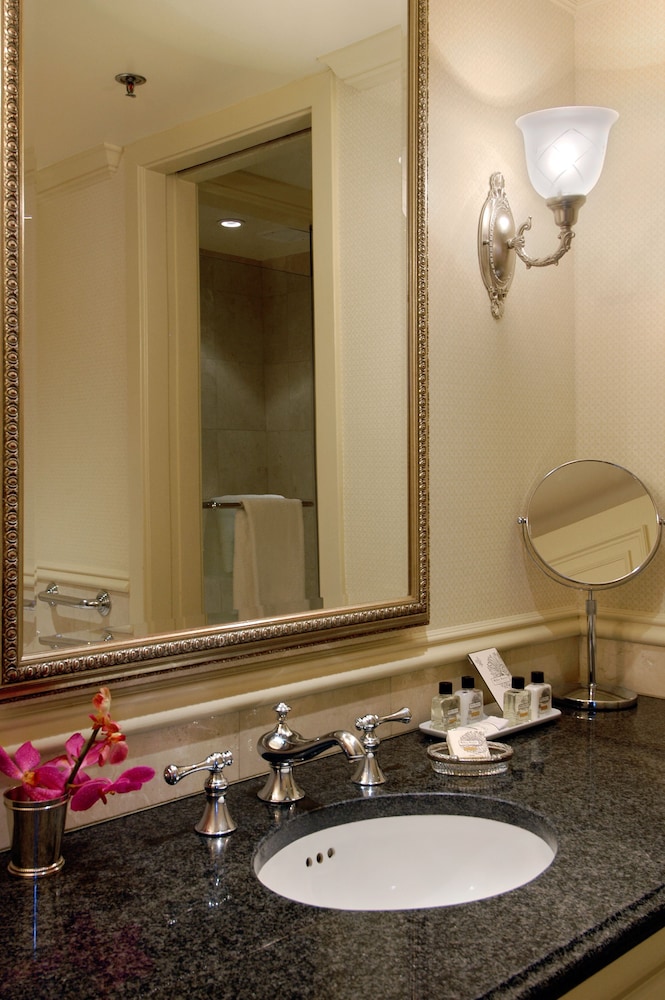 Deluxe Double Room, 2 Double Beds (City or Interior view  ) - Photo 3