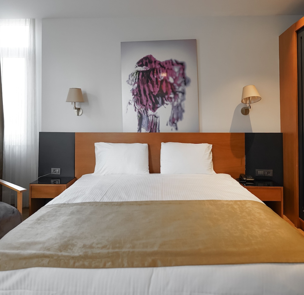 Deluxe Room, 1 King Bed with Sofa bed photo 3