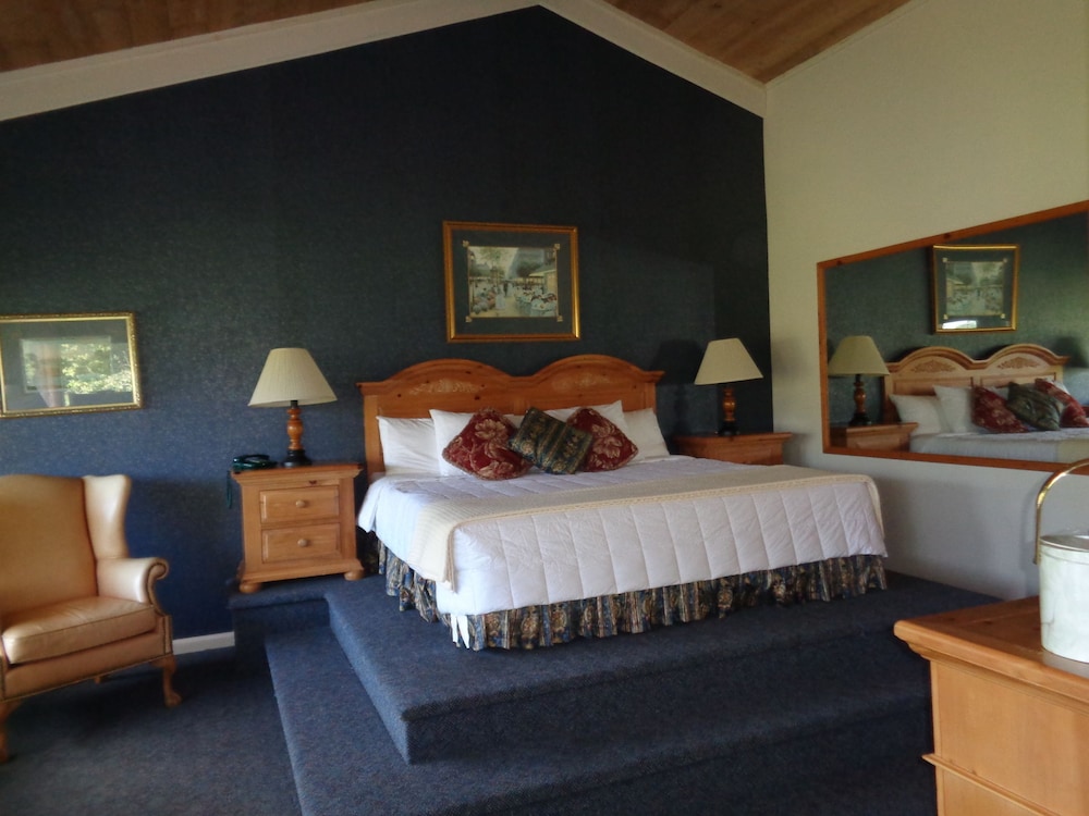 Suite, 1 King Bed, Kitchenette photo 3