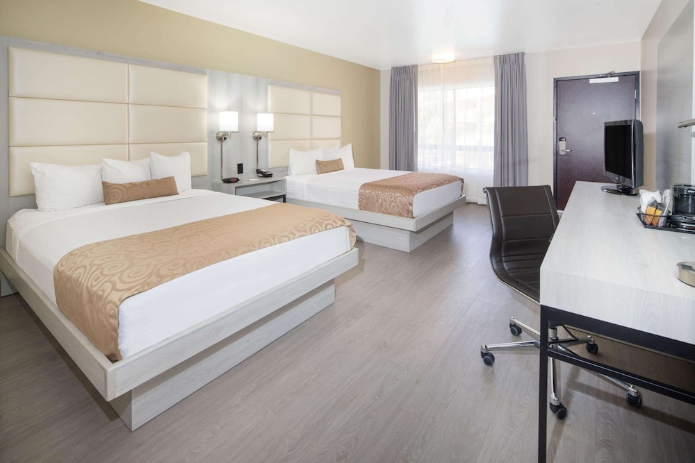 Room, 2 Queen Beds, Accessible, Non Smoking (Roll-in Shower) - Photo 2