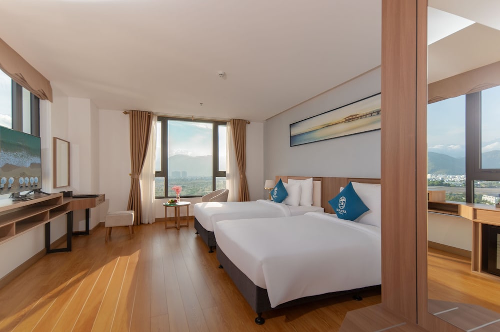 Deluxe Twin Room, City View - Photo 5