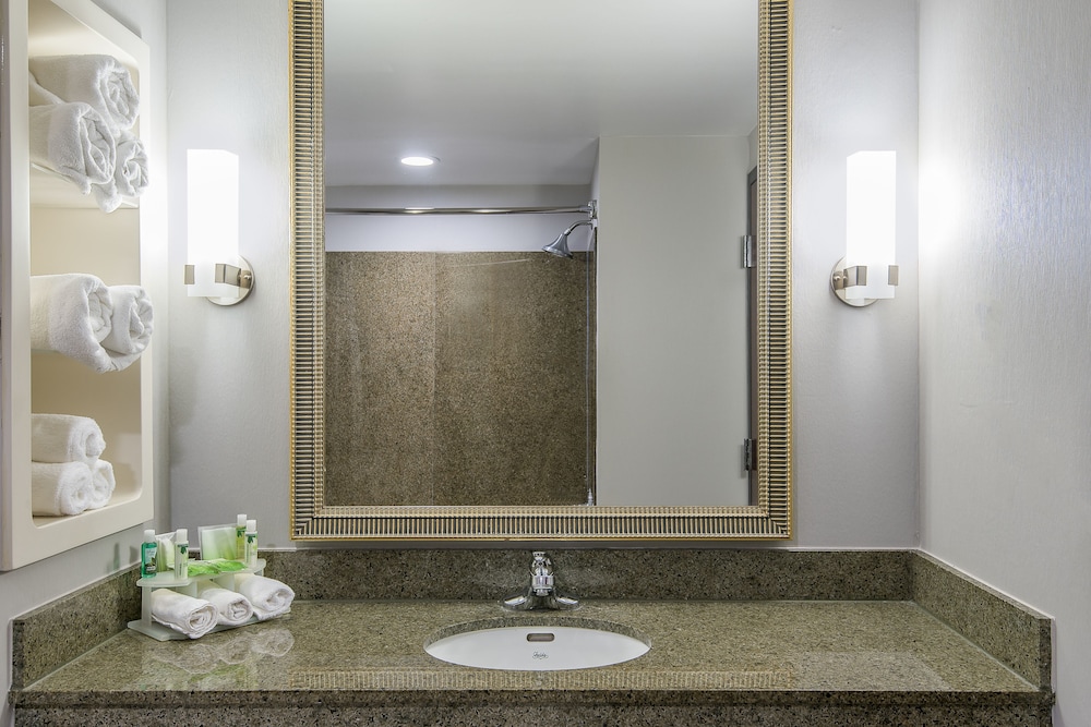 Suite, 2 Queen Beds - Photo 2